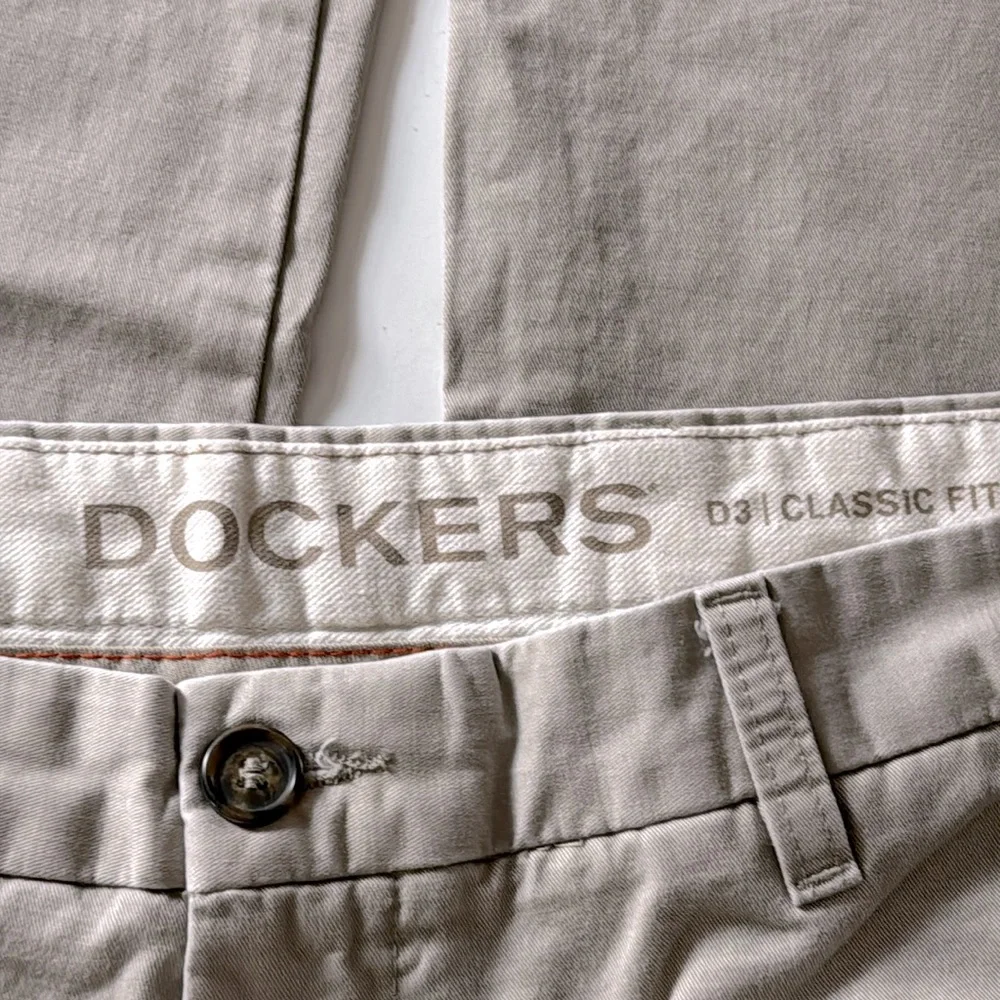 Dockers Classic fit Khaki/Tan pants Size 38/32